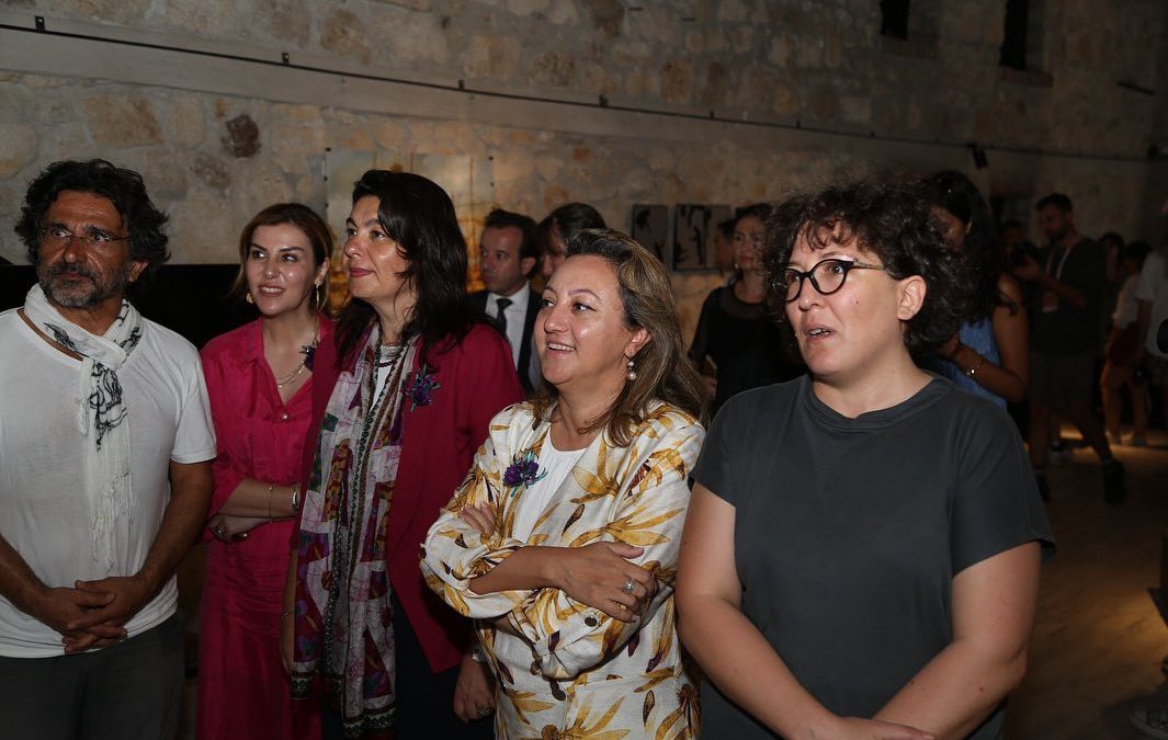 #TroyaKültürYoluFestivali Mahal Sanat Merkezinde “Kanatlı Sözler Katmanlar” Sergisini Ziyaret Ettik